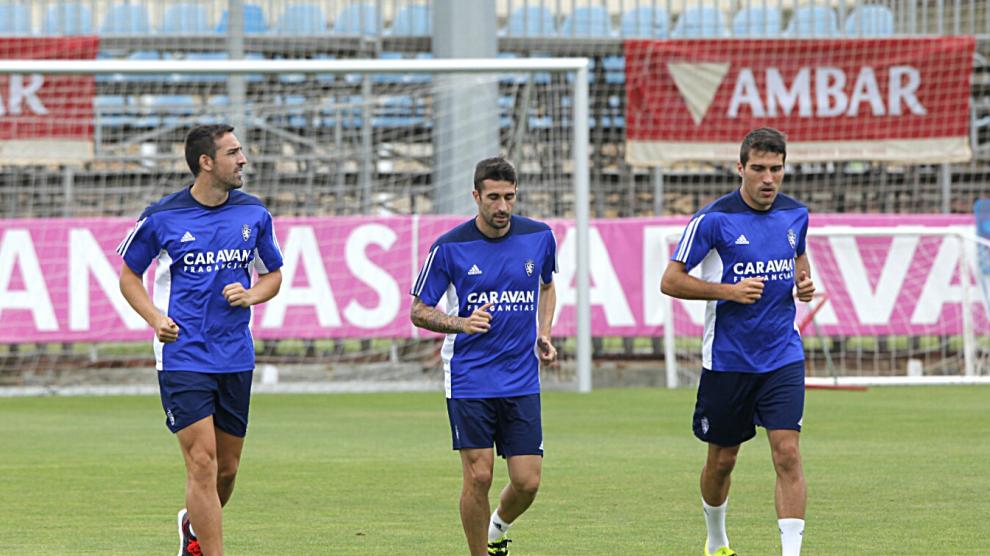 Zapater y Cani acompañan a José Enrique en el entrenamiento.