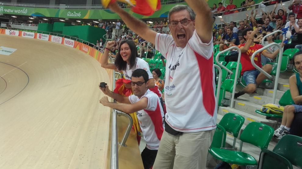 Fernando Santas, su hijo Fernando y su mujer, María Royo, celebran el bronce en el Velódromo.