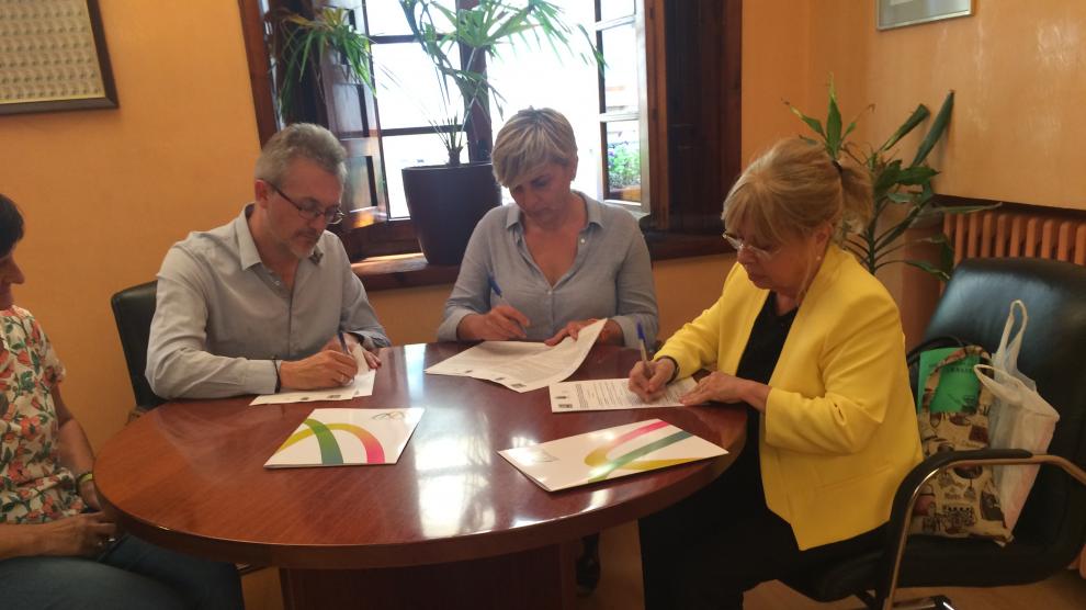 Representantes de las tres entidades, en la firma del convenio.