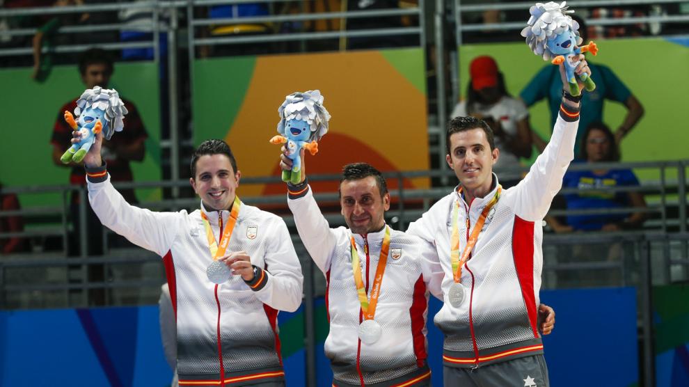 El equipo español de tenis de mesa recibe su medalla de plata