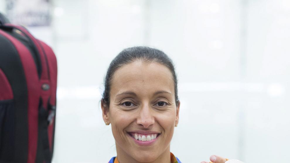 Teresa Perales posa con las medallas conseguidas en Río 2016 en el aeropuerto de Barajas.