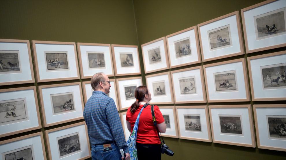 Algunas personas observan la obra 'Tauromaquia' de Goya