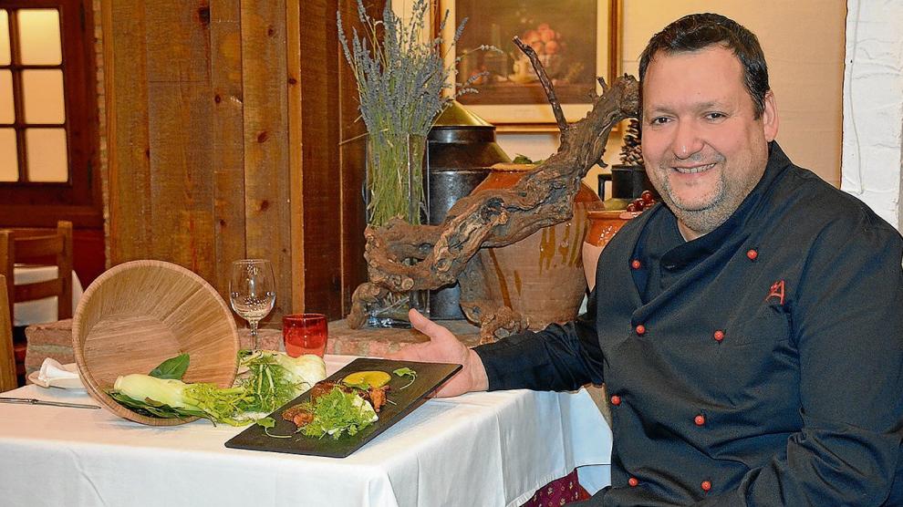 Juanjo Banqueri, chef del restaurante Parrilla Albarracín, con el plato de tournedó de ternasco con escabeche de cítricos.