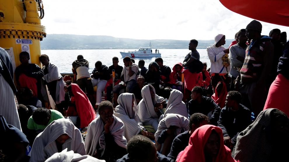 Un grupo de inmigrantes, en aguas del Mediterráneo