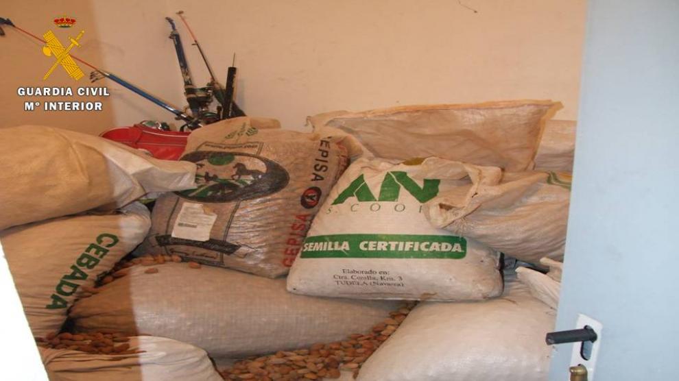 Parte de las almendras sustraídas.
