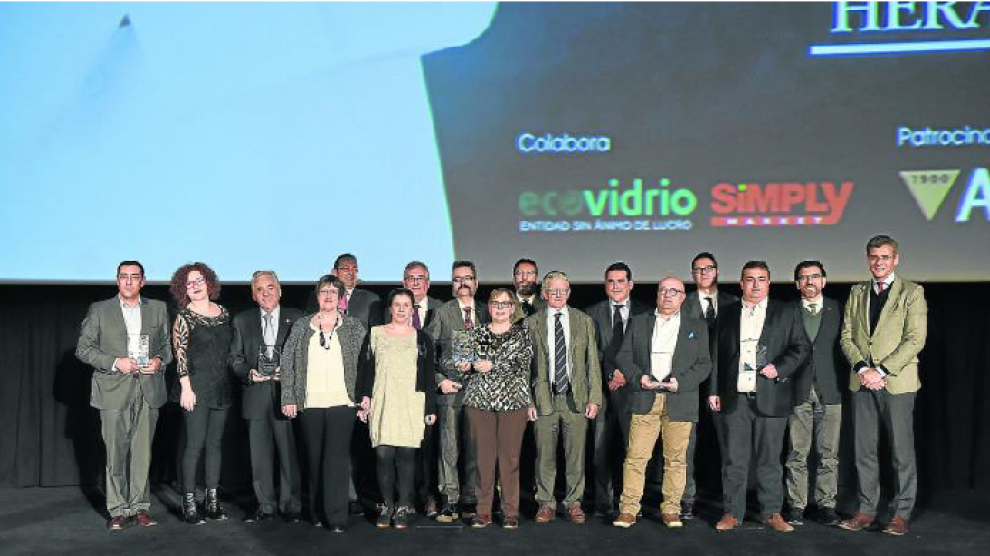 Todos los premiados, representantes de empresas patrocinadoras, colaboradoras y de HERALDO, tras la entrega de los premios.