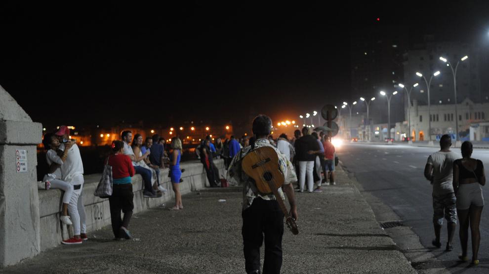 Algunas personas se acercaron al Malecón de La Habana tras conocer la noticia