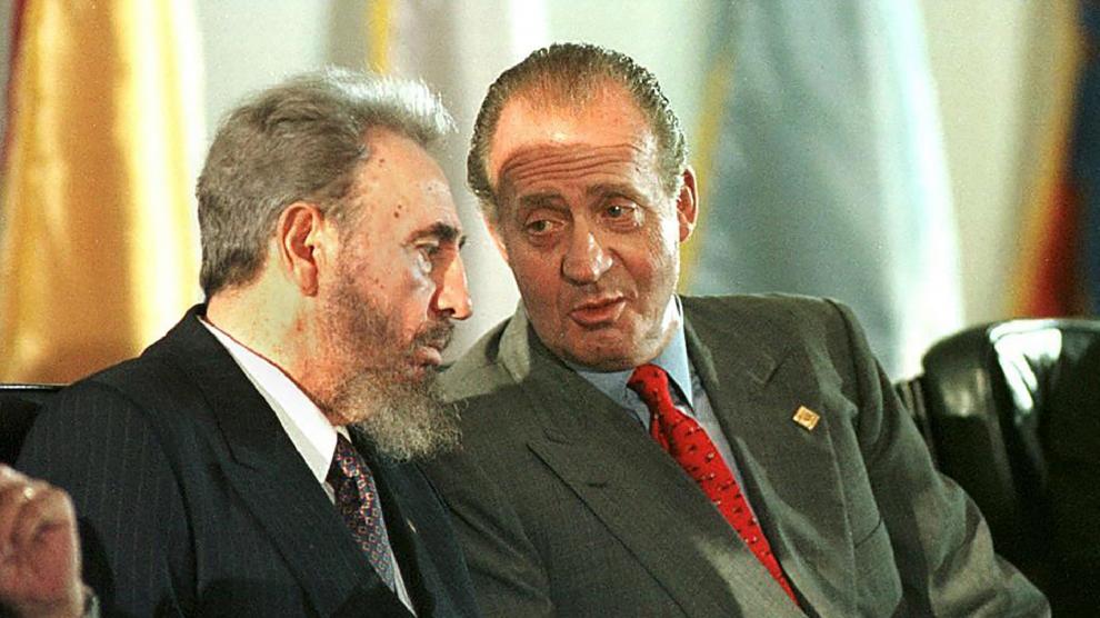 Don Juan Carlos junto a Fidel Castro en una imagen del año 1997.