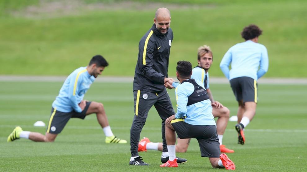 Pep Guardiola saluda a Paolo Fernandes en su primer día de entrenamiento con el City.