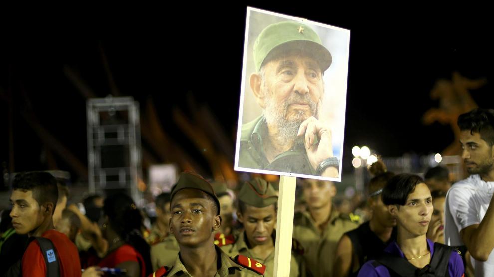 Homenaje multitudinario a Fidel Castro en Santiago de Cuba, donde fue enterrado este sábado.