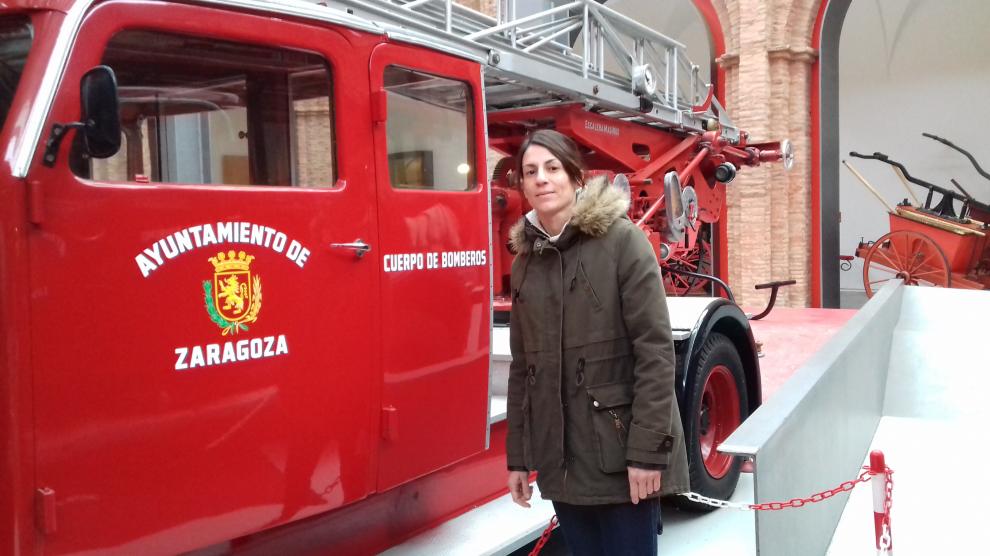 Noemí Loma Mendoza, nueva bombera del Ayuntamiento de Zaragoza, en el Museo del Fuego.