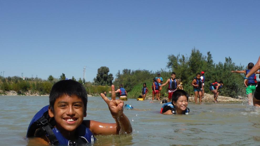 Niños bañándose en el meandro de Ranillas, en una actividad de Ebronautas.