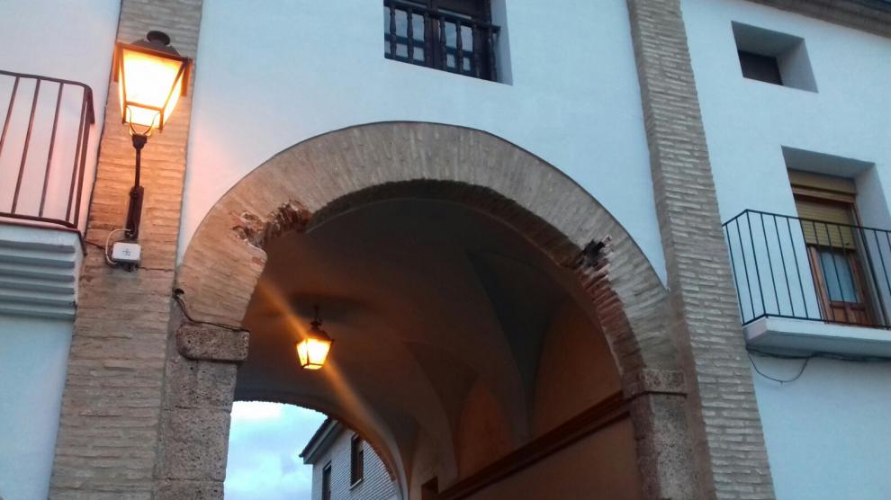 Un camión causa daños en un arco de la plaza de Chodes