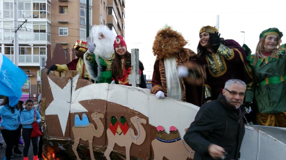 Los Reyes Magos también recorren los barrios de la ciudad