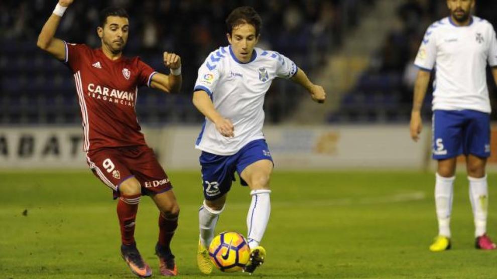 Ángel pugna por un balón con Raúl Cámara.