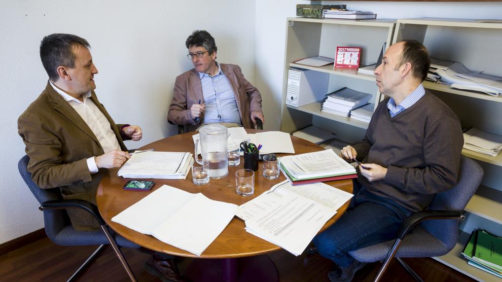 Fernando Rivarés, Javier Trívez y Carmelo Asensio, en la reunión de este martes en el Ayuntamiento de Zaragoza.
