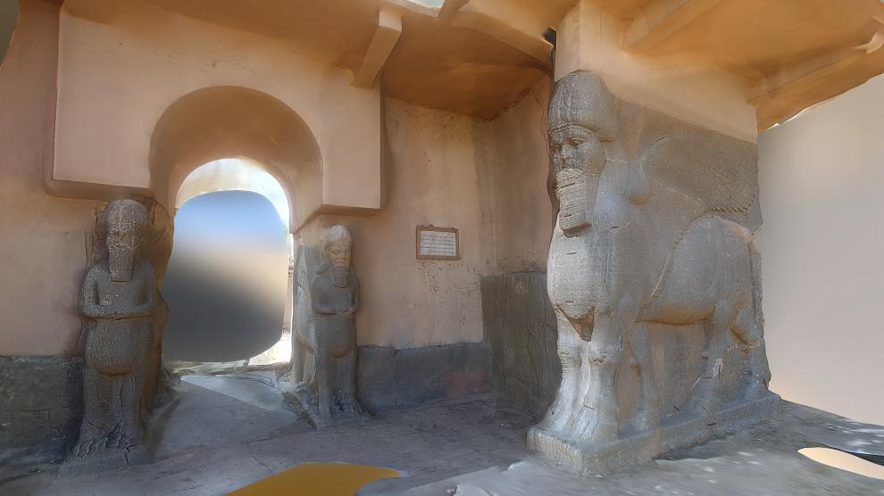 Nimrud fue una de las capitales de Asiria, junto con Assur, Nínive y Dur Sharrukin. Situada junto al río Tigris, unos 30 km al sudeste de Mosul, sus restos fueron dinamitados por el Dáesh a principios del 2015