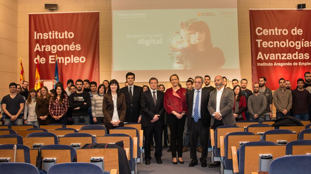 El presidente de la Fundación Telefónica, César Alierta, rodeado de los 50 jóvenes seleccionados para los itinerarios formativos en Zaragoza
