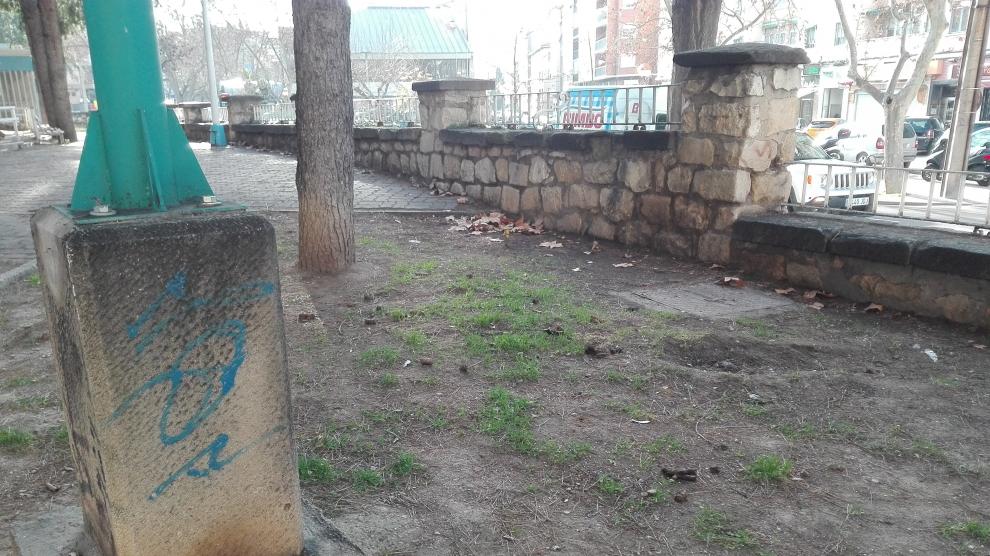 Excrementos de perro a la entrada del parque Pignatelli de Zaragoza.