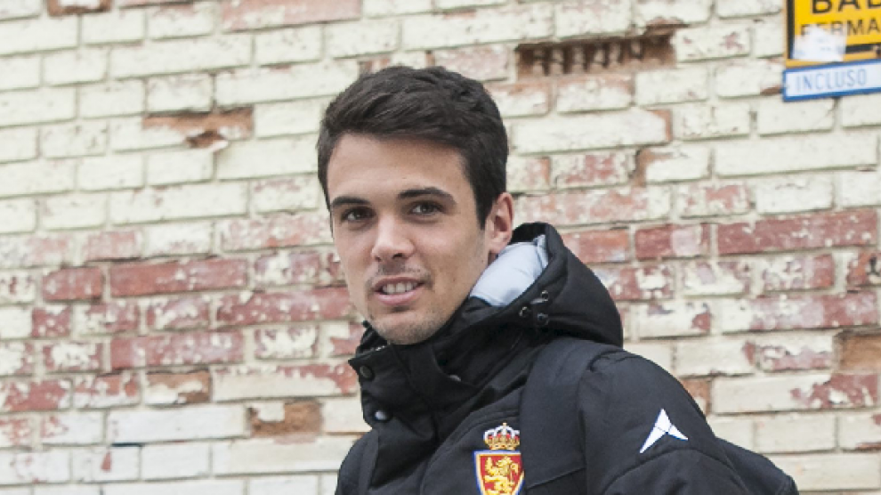 Erik Morán, en la puerta de la sede del club antes de un viaje con el Real Zaragoza.