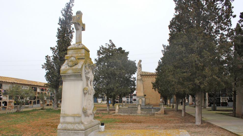 Antiguas sepulturas en el cementerio de Monzalbarba