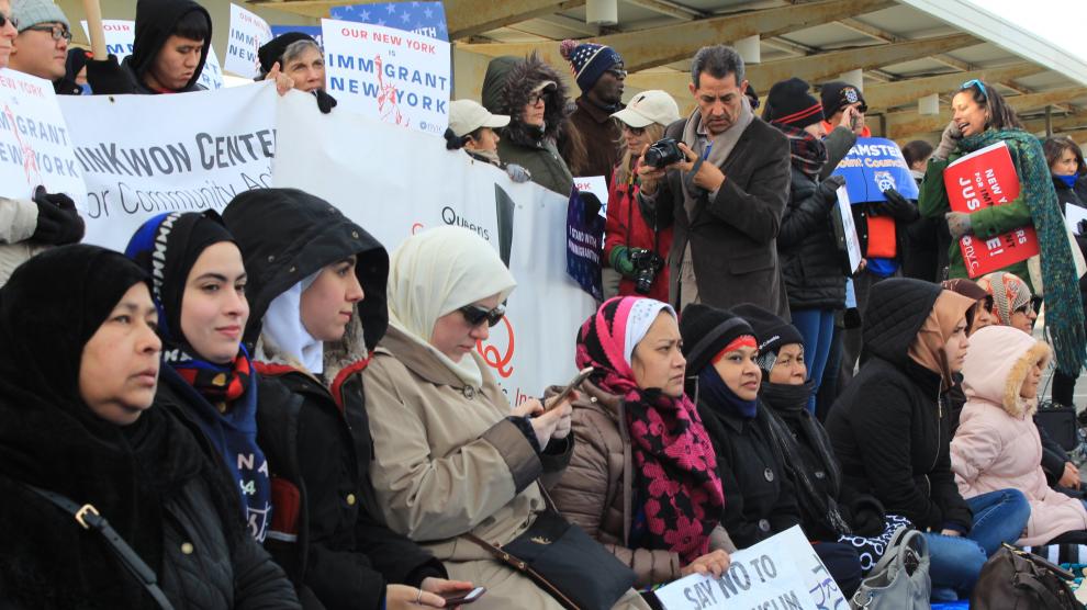 Varios inmigrantes protestan en Nueva York contra el veto migratorio, este viernes.