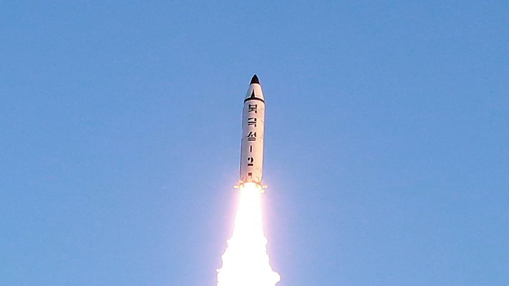 Un misil balístico de medio alcance lanzado por Corea del Norte.