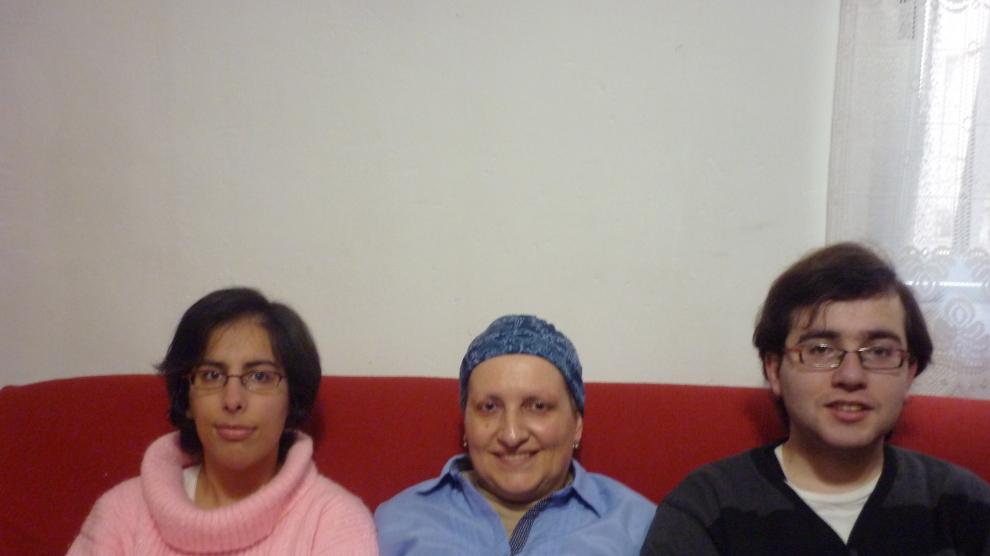 Ana, en el medio, junto a sus hijos Lorena y Jorge, ambos con síndrome de Asperger.