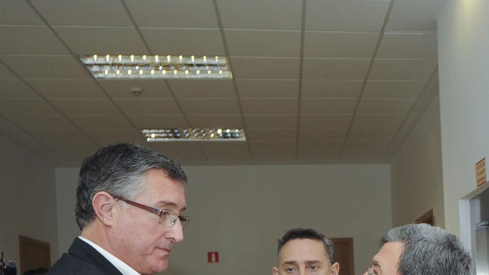 Manuel Blasco a la izquierda y Miguel Ferrer a la derecha, junto a un abogado, ayer en el juzgado.