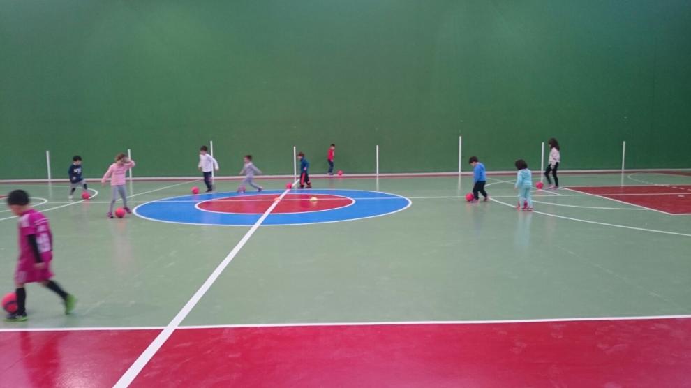 Un grupo de niños juega, ayer, en las nuevas canchas del polideportivo municipal.