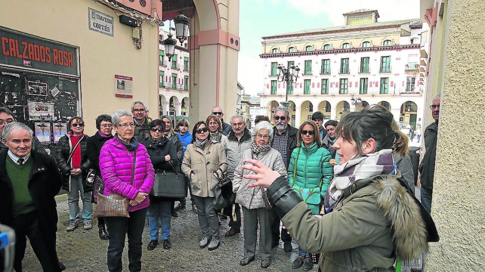 Vecinos de Zaragoza que participaron en la visita guiada por Huesca ayer a las 11.00.