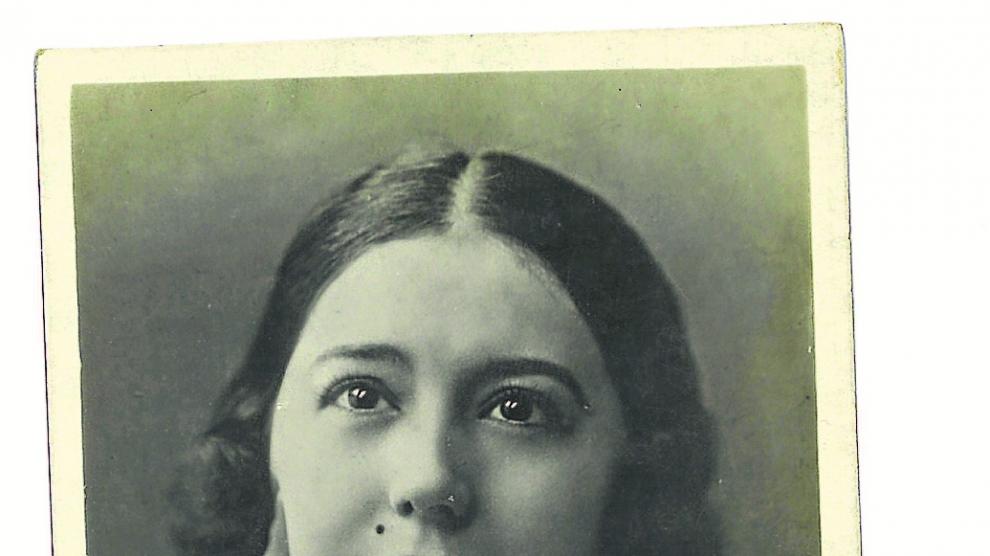 Postal de principios de siglo XX con un retrato de la soprano turolense.