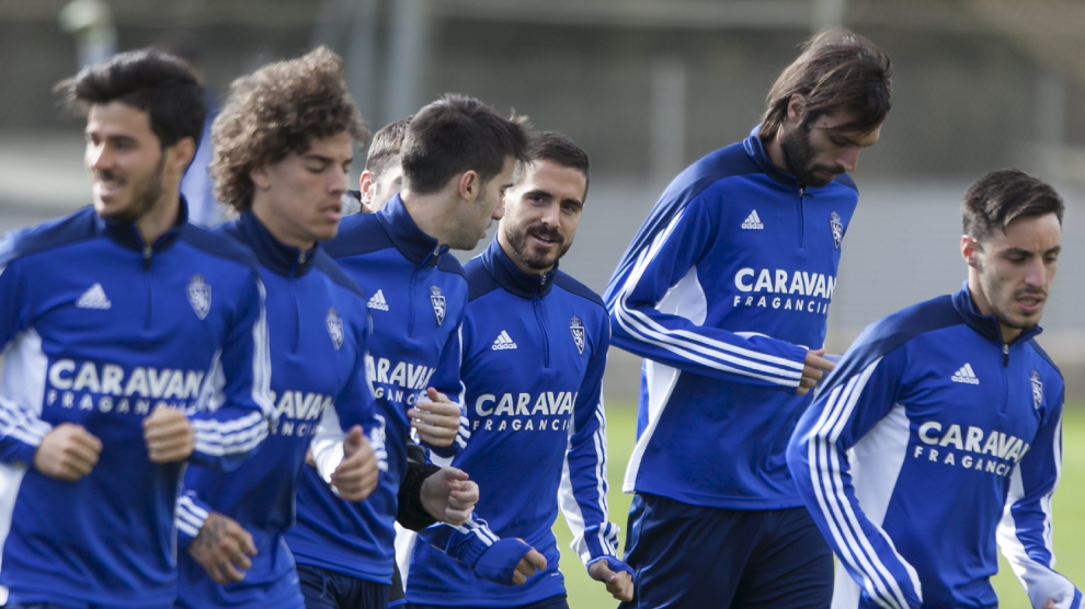 Samaras, sobresaliente por su estatura, se ejercita junto al resto de compañeros en el entrenamiento de la Ciudad Deportiva.