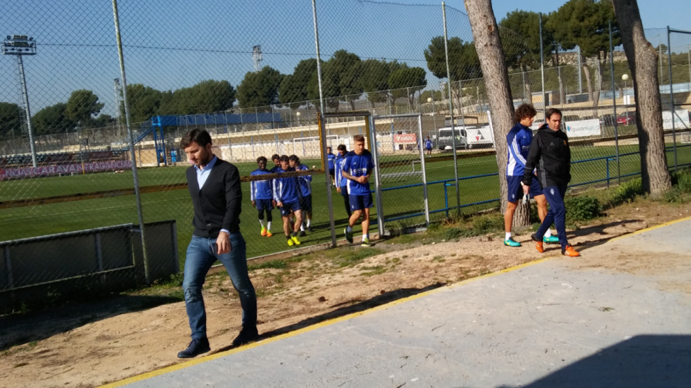 Lalo, en primer término, se separa del grupo de futbolistas y técnicos tras charlar con ellos antes del entrenamiento de este jueves en la Ciudad Deportiva.