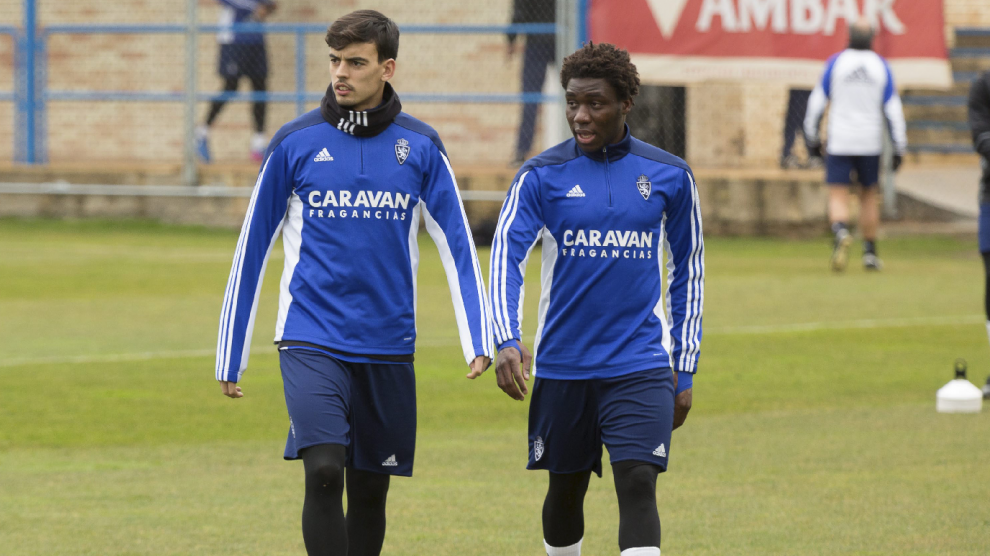 Edu Bedia y Dongou, juntos en el campo de entrenamientos de la Ciudad Deportiva.