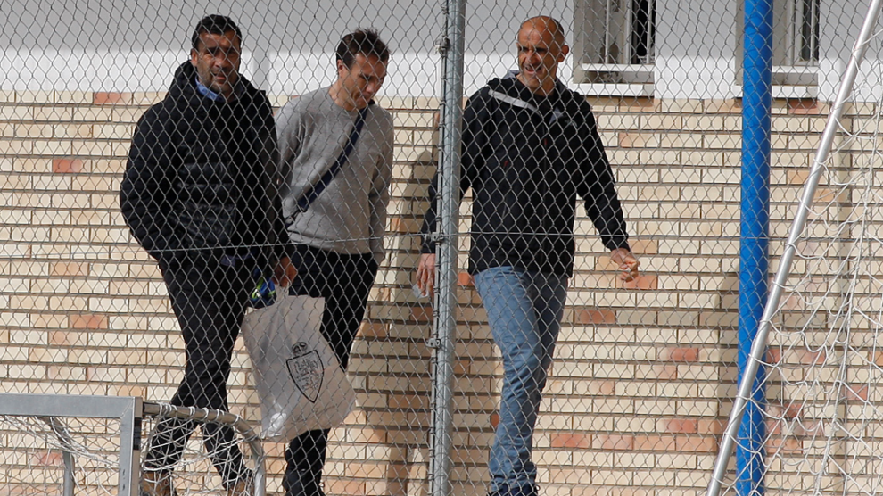 Raúl Agné, acompañado de sus colaboradores Antonio Rodríguez 'Rodri' y Toni Masferrer, abandonan la zona de vestuarios de la Ciudad Deportiva tras despedirse de la plantilla.