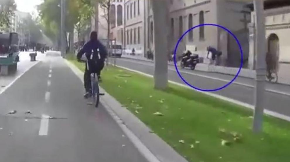 Motorista hace caer intencionadamente a ciclista