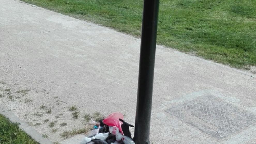Los vecinos de La Jota dejan las bolsas con excrementos de los perrons donde se ubicaban las papeleras retiradas