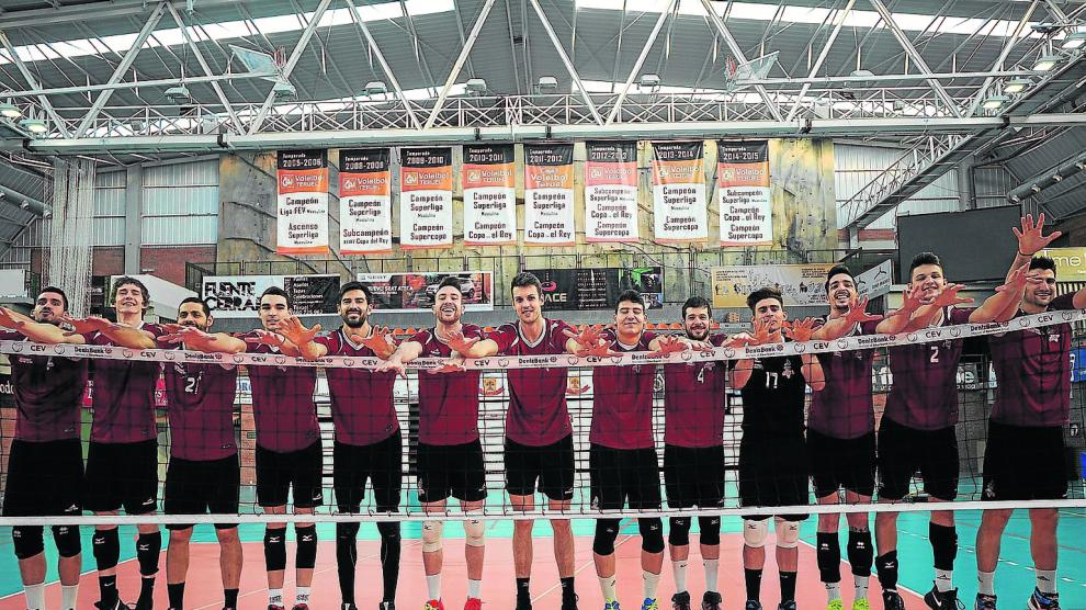 La plantilla del CV Teruel posa en Los Planos, donde disputará la vuelta de la semifinal del 'play off' contra el Ca'n Ventura Palma.
