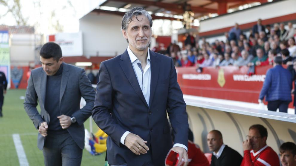 Pablo Alfaro, en el área técnica del banquillo del Mirándes en Anduva.