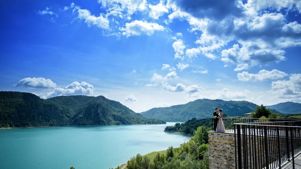 Ligüerre Resort permite disfrutar de increíbles vistas junto al embalse de El Grado, en el Pirineo aragonés.
