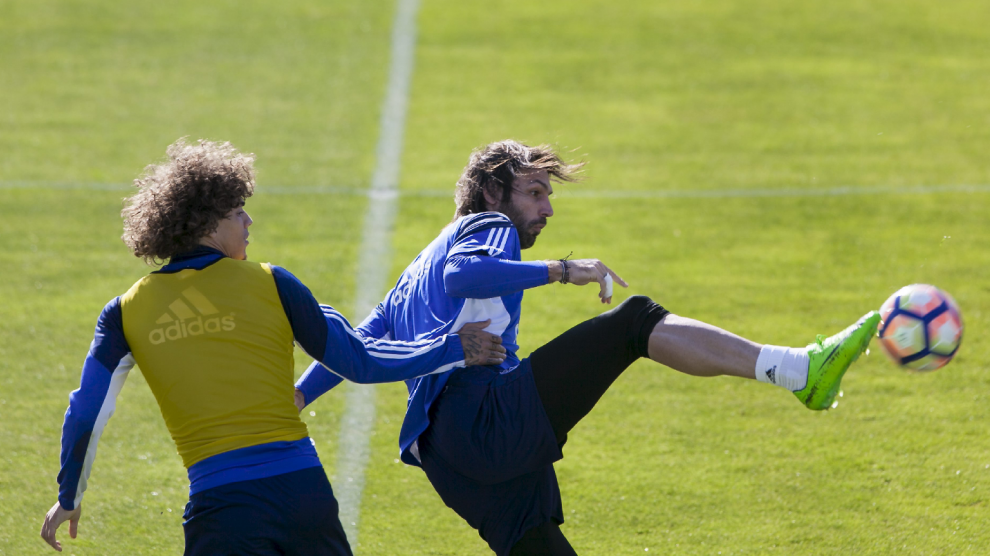 Samaras intenta controlar un balón presionado por Feltscher en un ensayo.