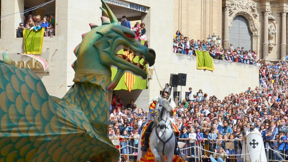 Imagen del Vencimiento del dragón en Alcañiz, donde San Jorge se enfrenta al dragón en la plaza de España de Alcañiz.