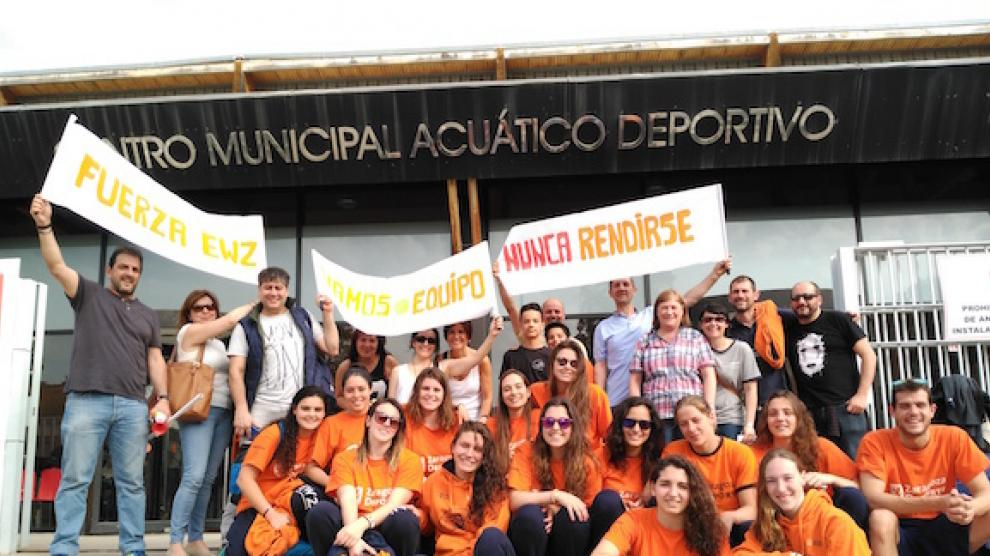 Las jugadoras de la Escuela Waterpolo Zaragoza reciben el apoyo de la afición.