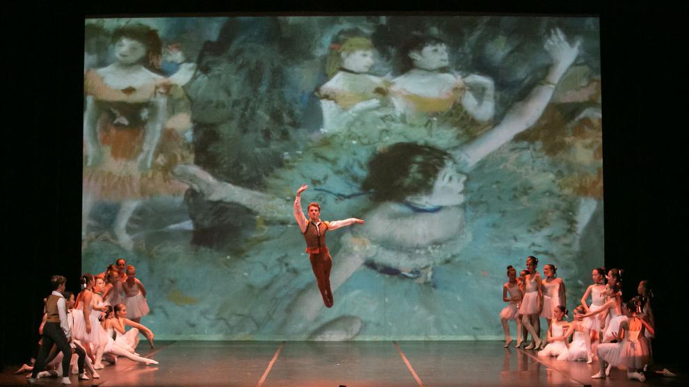 Gonzalo Preciado, bailarín zaragozano del Ballet Nacional de Letonia, en una actuación con el Conservatorio en el Teatro Principal.