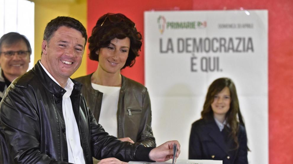 Matteo Renzi junto a su mujer votando en las primarias del PD este domingo.