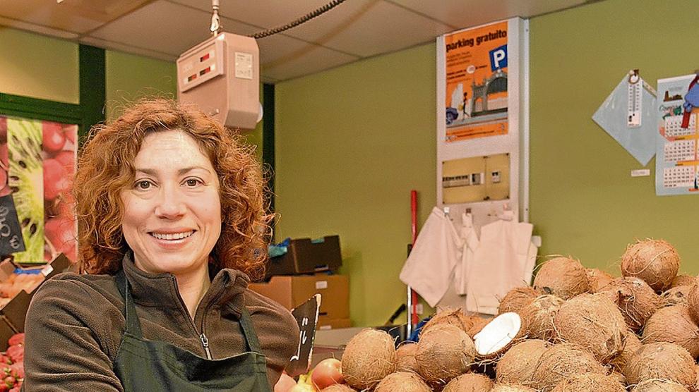 Isabel Andrés vende cocos en su puesto del Mercado Central de Zaragoza.