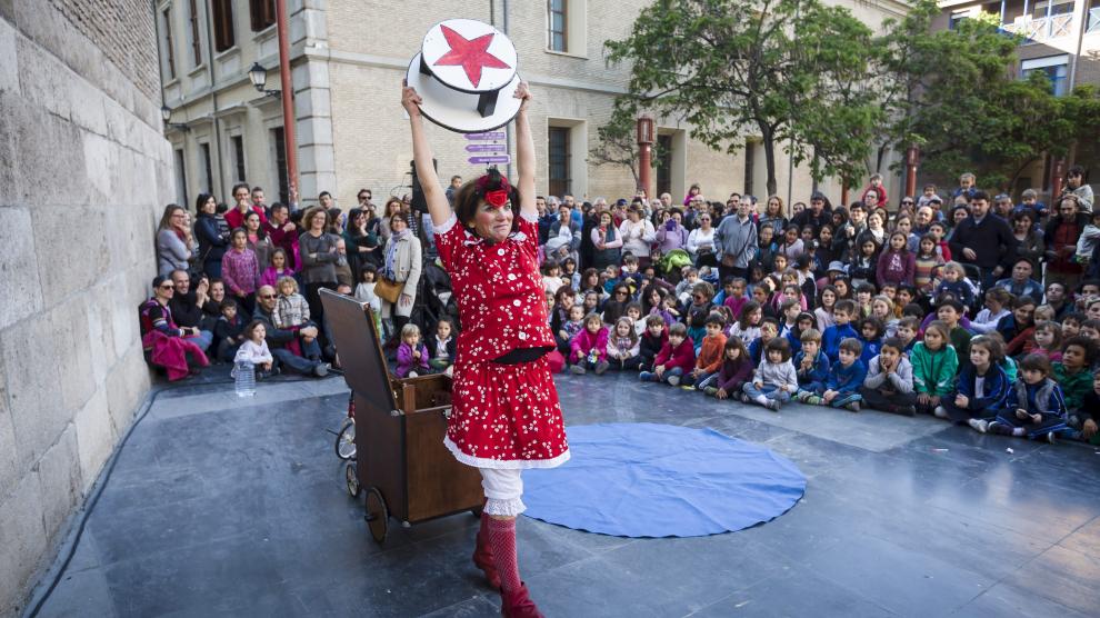 La payasa Bambalina, en la plaza de San Bruno, en una de las actuaciones del proyecto cultural Zirco
