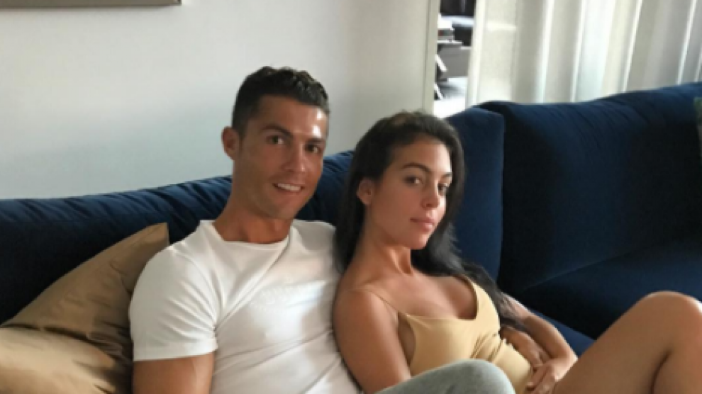 Cristiano Ronaldo junto a su novia en una fotografía publicada en su perfil de Instagram.
