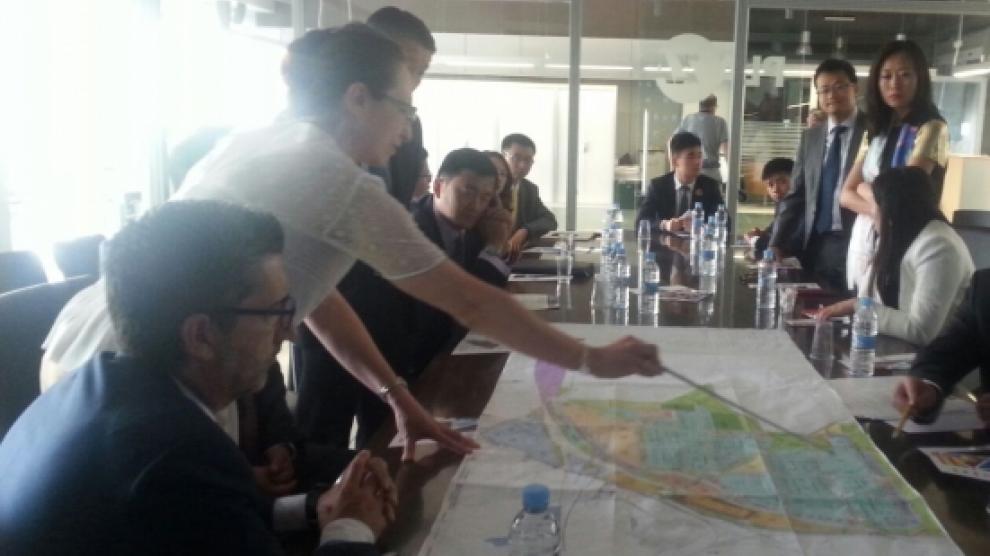 El gerente de Arex junto a la delegación china.